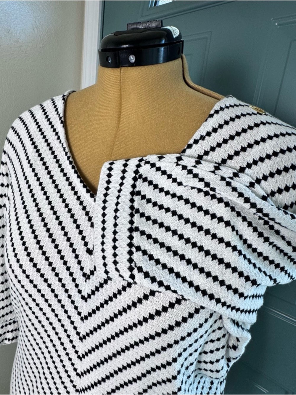 Bellini Black and White Chevron Top Large Grommet Sleeve - Picture 3 of 8